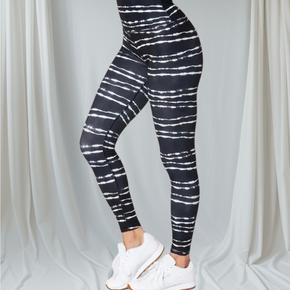 🆕Scorpio Sol Black and White Textured Leggings - Picture 2 of 15